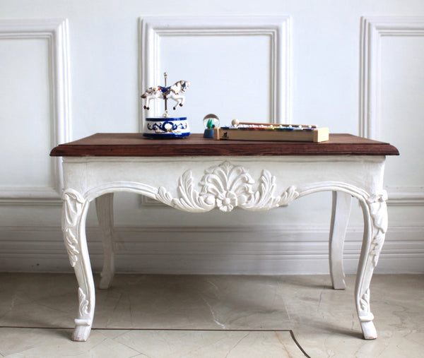 Centre table with rare & delicate doe legs and foliage rococo motifs
