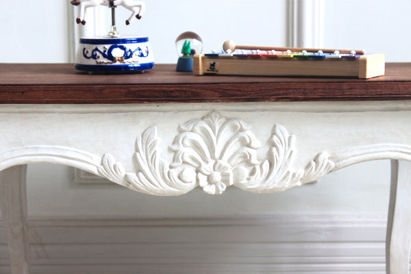 Centre table with rare & delicate doe legs and foliage rococo motifs