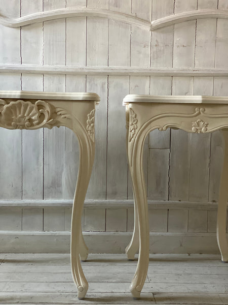 Fine side table with deep rococo