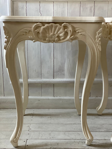 Fine side table with deep rococo