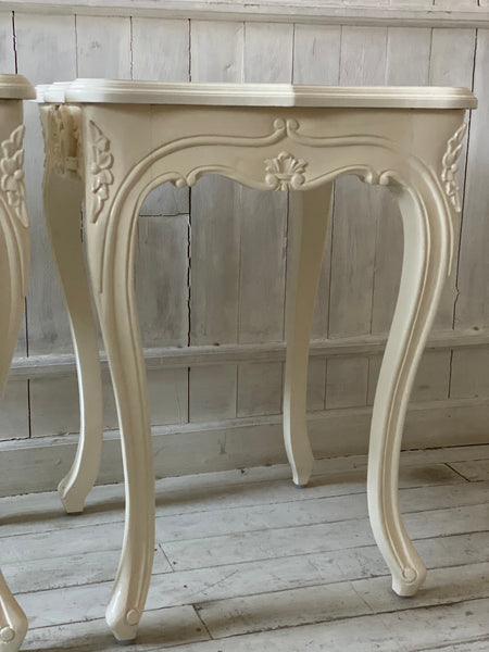 Fine side table with deep rococo