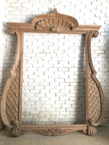 Frame in beautiful cartouche in oversized proportions