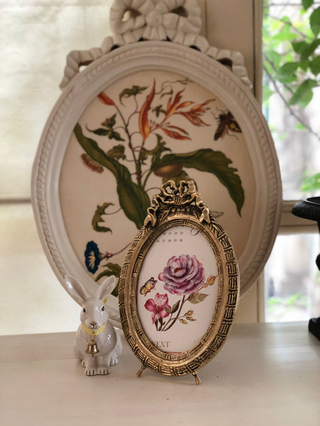 The Oval Frame with Exuberant Riband