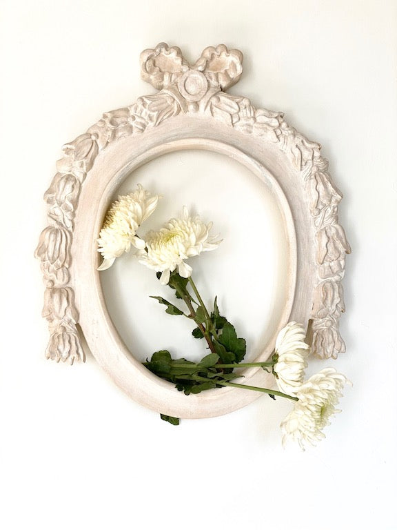 Frame in oval shape from The Unfurling with an outstanding ribbon