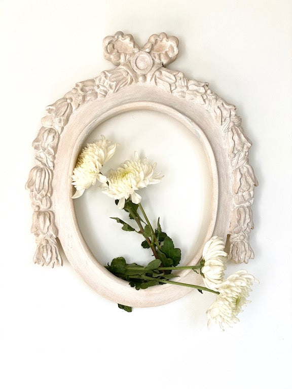 Frame in oval shape from The Unfurling with an outstanding ribbon