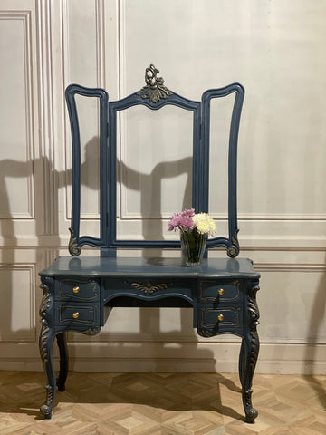 Dressing table of Provençal elegance