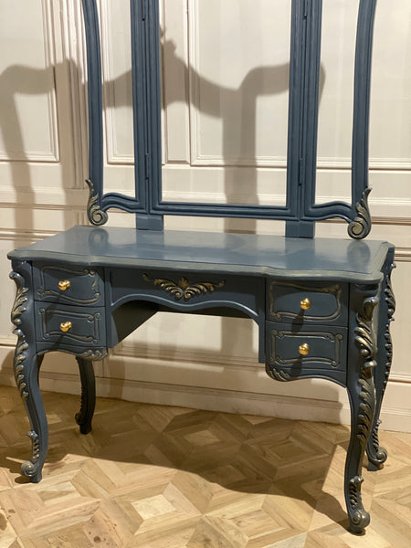 Dressing table of Provençal elegance