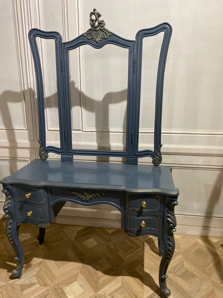 Dressing table of Provençal elegance