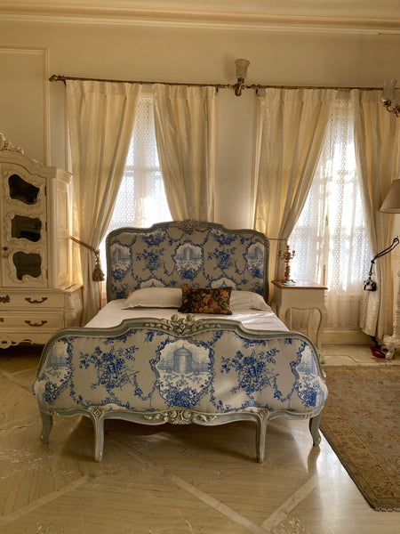 Sublime bed in Louis XV silhouette