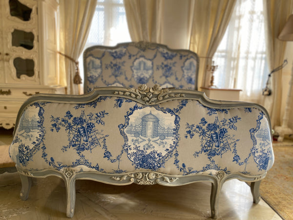 Sublime bed in Louis XV frame