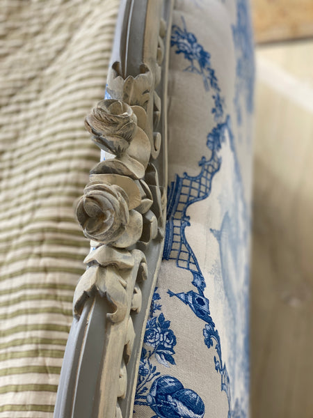 Sublime bed in Louis XV silhouette