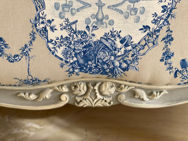 Sublime bed in Louis XV silhouette