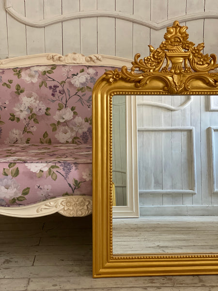 Petite frame of Louis XVI grandeur