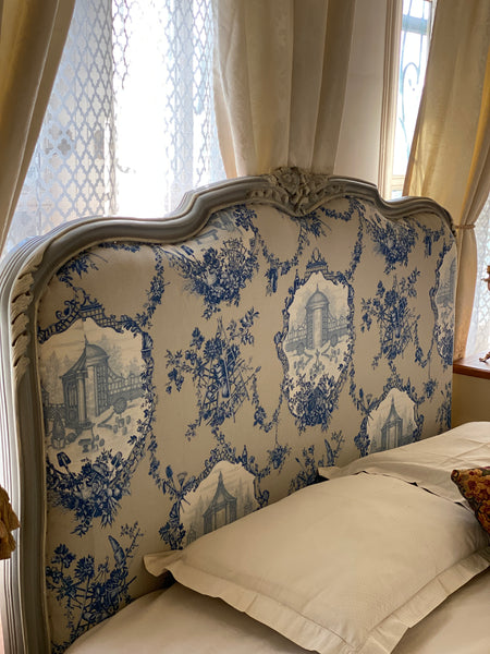 Sublime bed in Louis XV silhouette