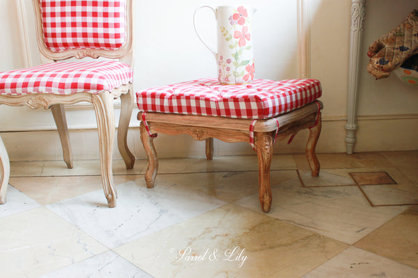 Sleek Louis XV footstool with mulberry wood top and a cotton quilted cushion