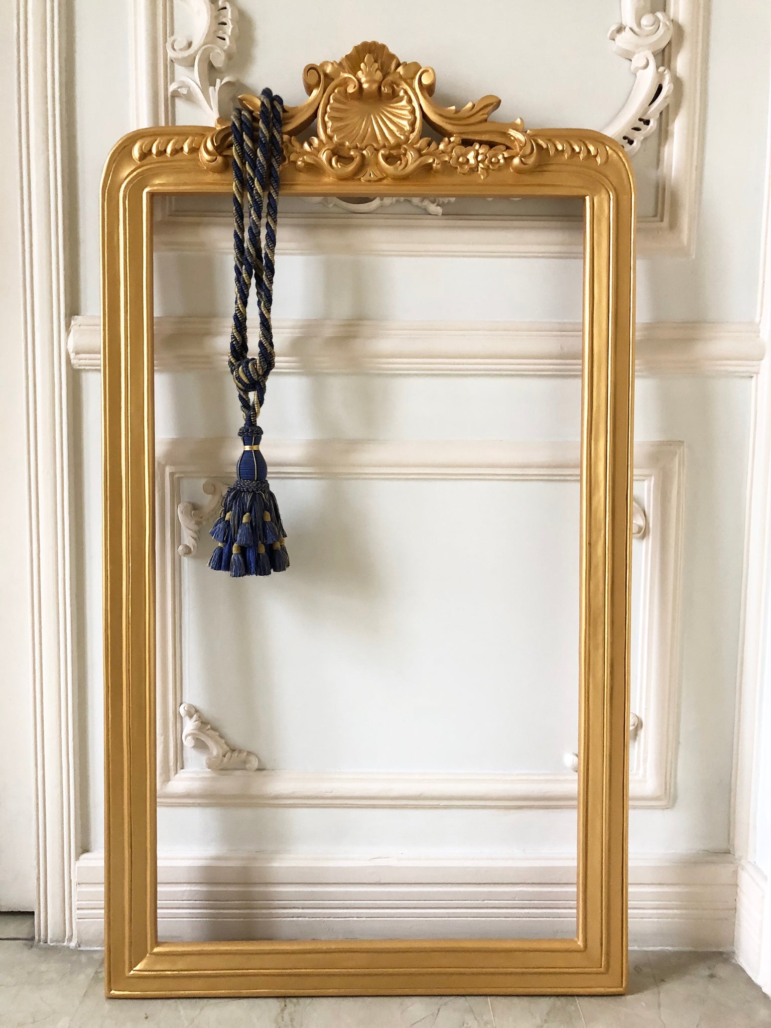 Elegant portrait frame with a deep cockle motif