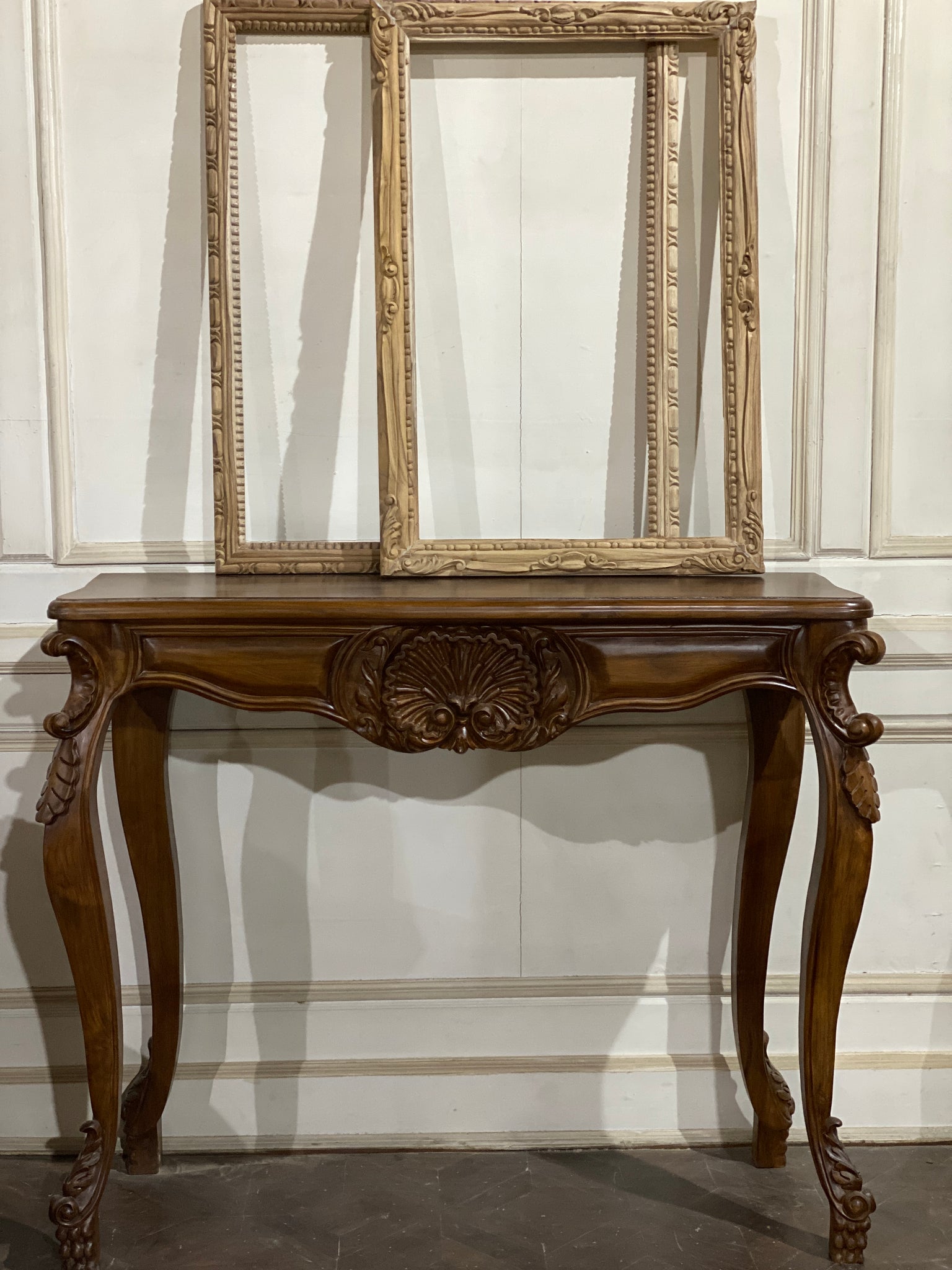 Elegant console with full cockle and beast feet