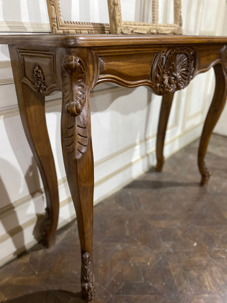 Elegant console with full cockle and beast feet
