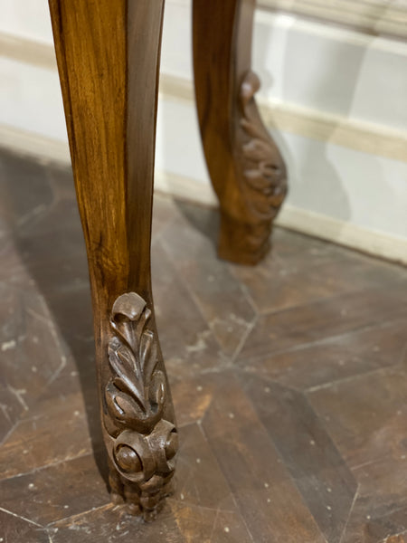 Elegant console with full cockle and beast feet
