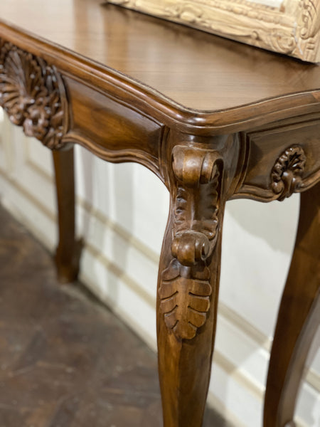 Elegant console with full cockle and beast feet