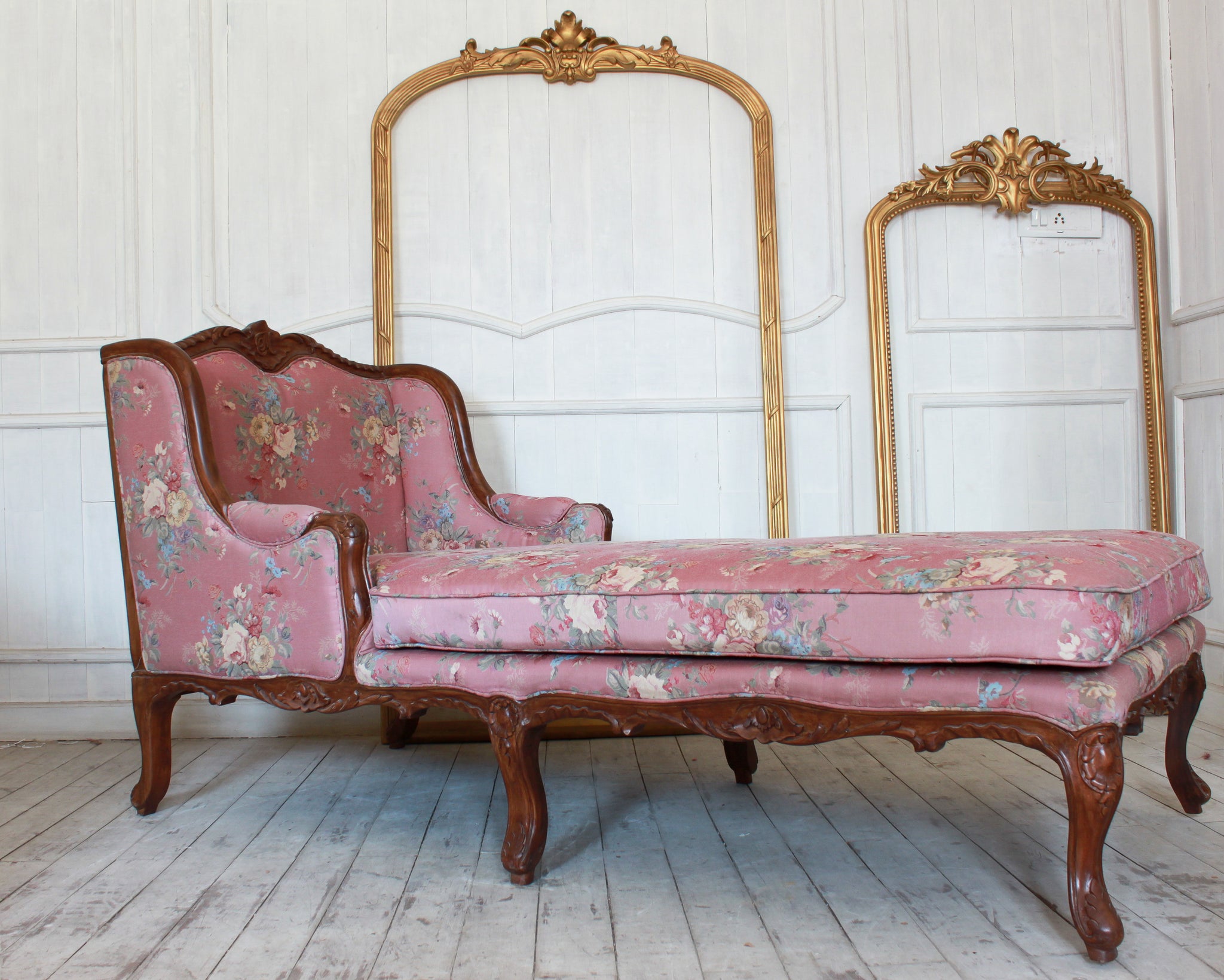 Duchesse of Louis XV attributes