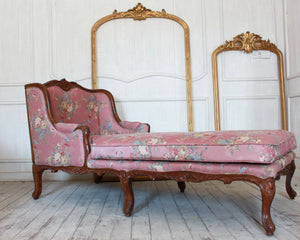 Duchesse of Louis XV attributes