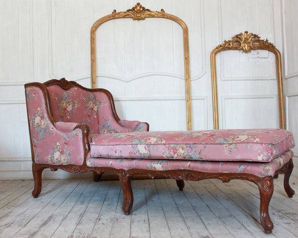 Duchesse of Louis XV attributes