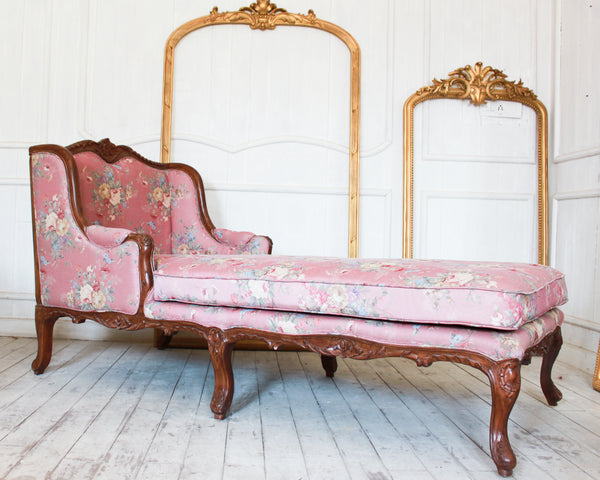 Duchesse of Louis XV attributes