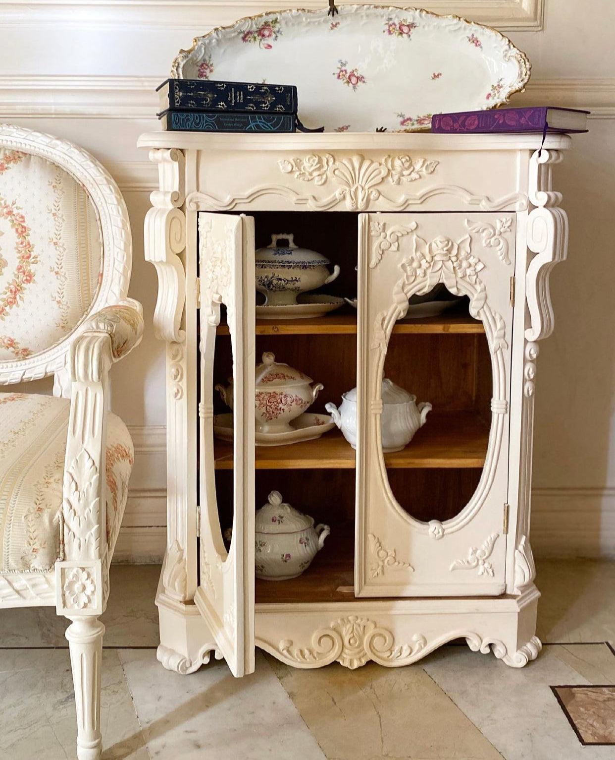 Meuble d'appui / petite cabinet with exuberant details