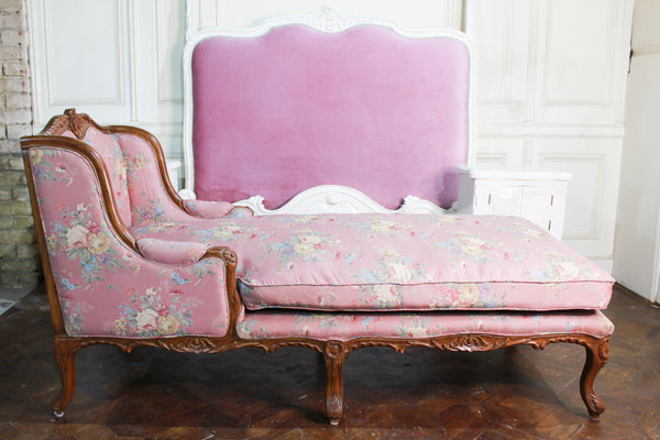Duchesse of Louis XV attributes