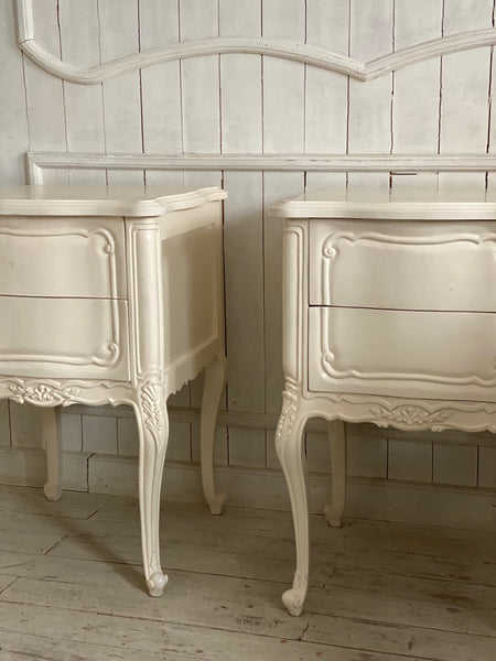 Elegant Louis XV nightstand / side tables