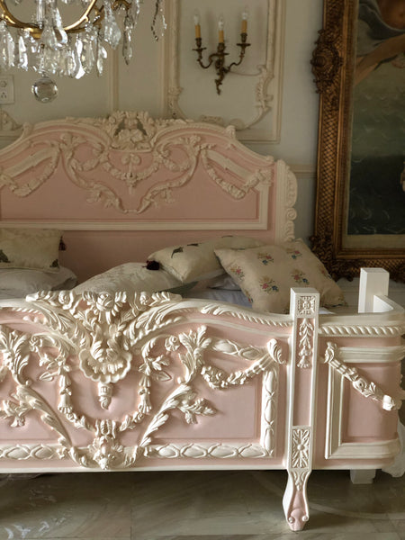 The exuberant Louis XVI bed with extraordinary details
