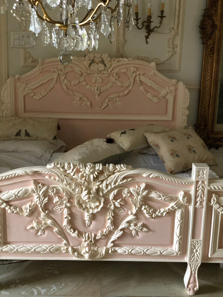 The exuberant Louis XVI bed with extraordinary details