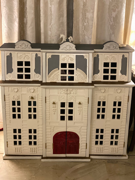 Miniature dollhouse inspired by a French château