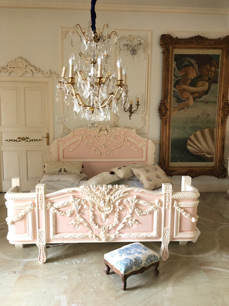 The exuberant Louis XVI bed with extraordinary details