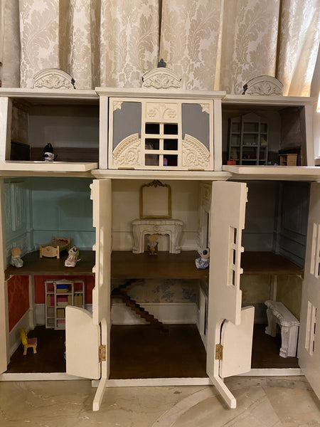 Miniature dollhouse inspired by a French château