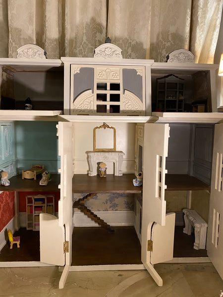 Miniature dollhouse inspired by a French château