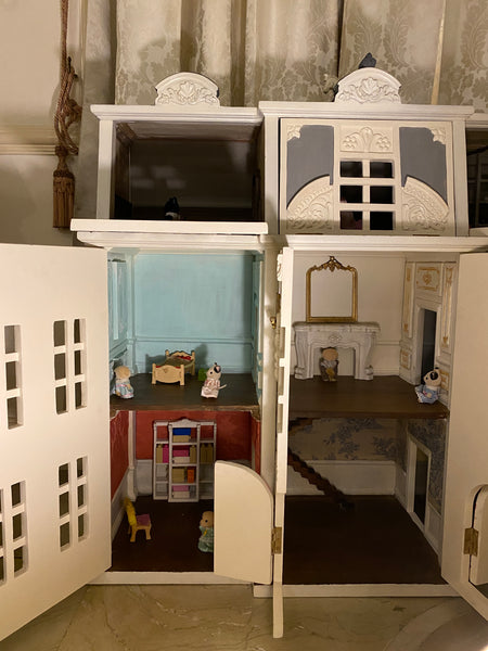 Miniature dollhouse inspired by a French château