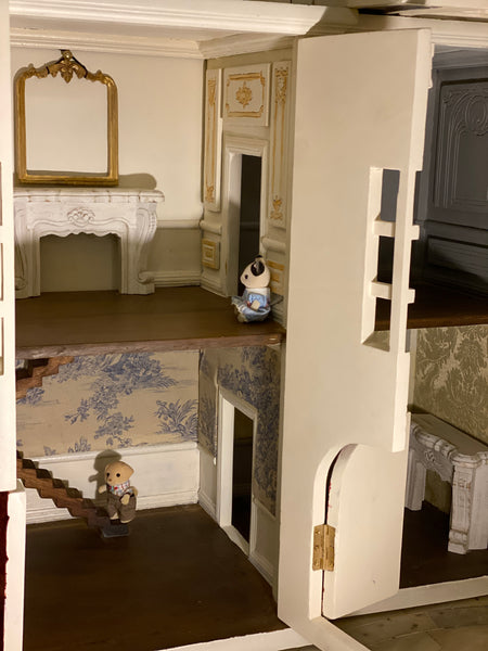 Miniature dollhouse inspired by a French château