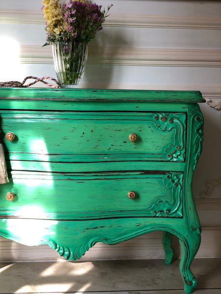 Outstanding French Louis XV commode