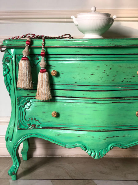 Outstanding French Louis XV commode