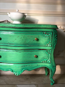 Outstanding French Louis XV commode