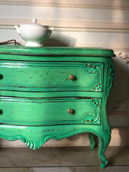 Outstanding French Louis XV commode