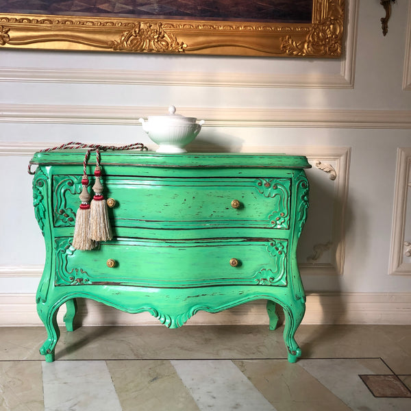 Outstanding French Louis XV commode