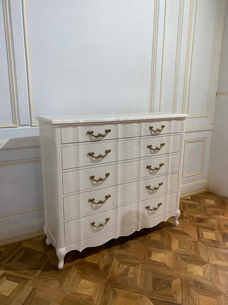 Commode with restraint silhouette