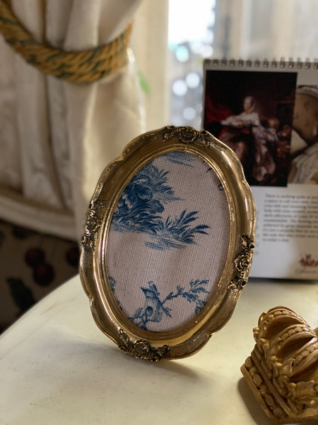 The Scalloped oval frame with cockles