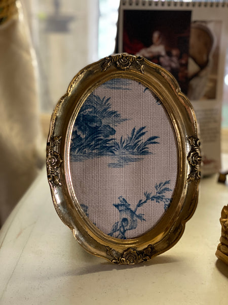 The Scalloped oval frame with cockles
