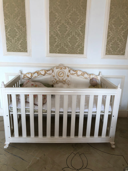 Charming baby cot of Louis XV elegance