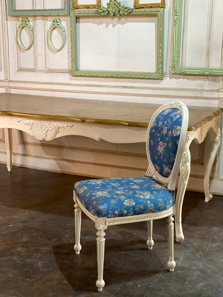 Elegant dining table inspired by Louis XV
