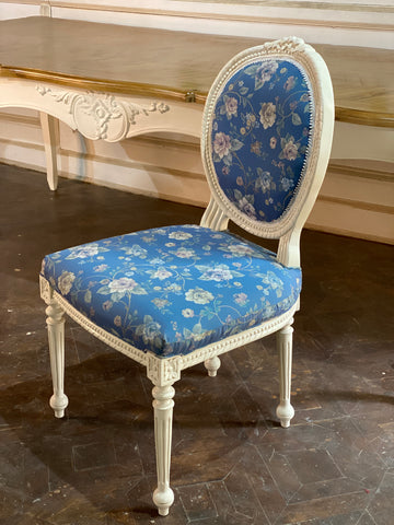 Chair iconised by Louis XVI with rosettes